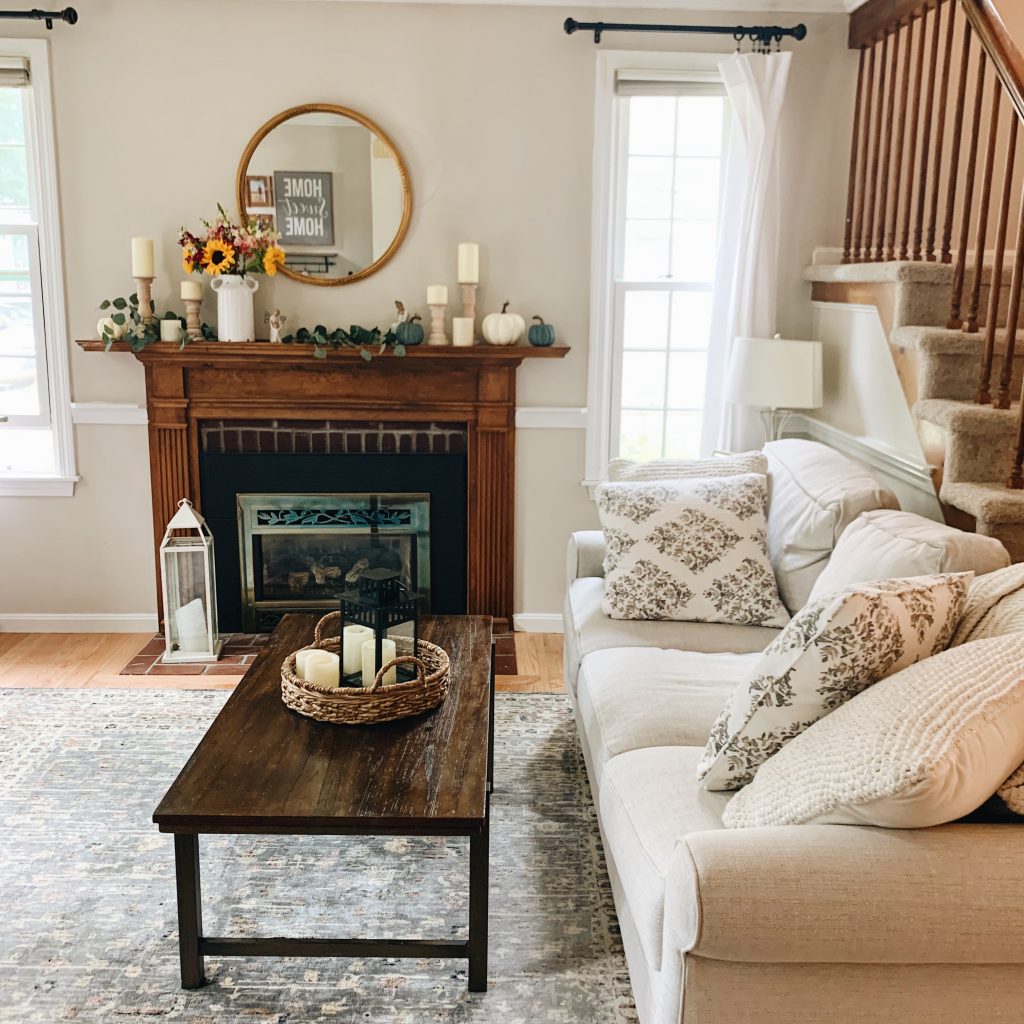 Cozy fall living room decor |  Follow @ourlittlehomestyle on Instagram for more home decorating inspo!